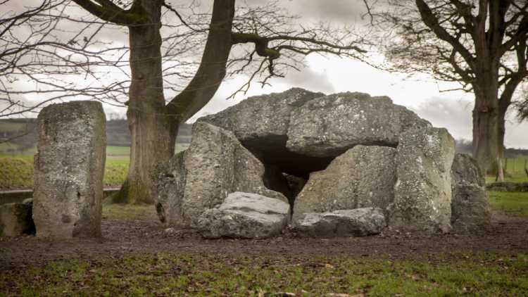 Dolmer en menhir in Wéris