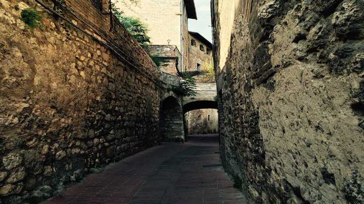 I viottoli dei borghi toscani sono come passaggi segreti