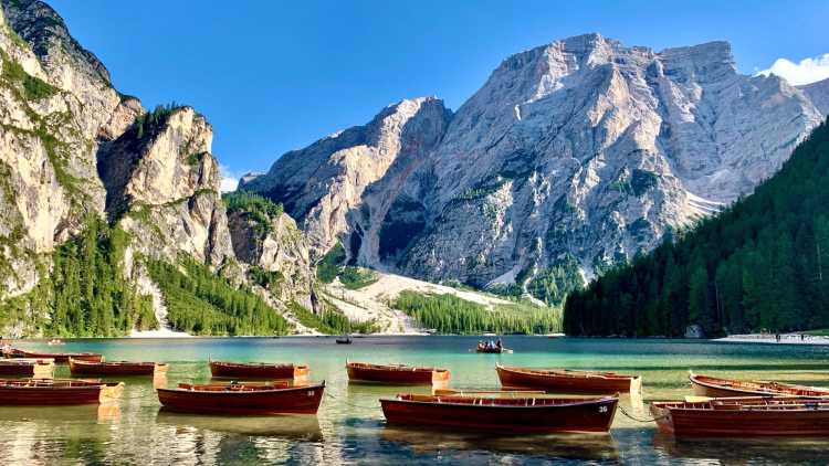 Le lac de Braies est l'un des joyaux des Dolomites dans Italie.