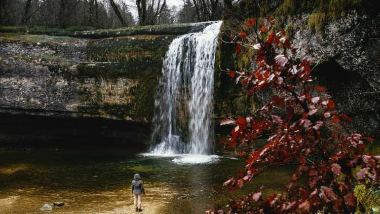 Les cascades du Hérisson sont un espace naturel impressionnant et parfait à voir en automne.