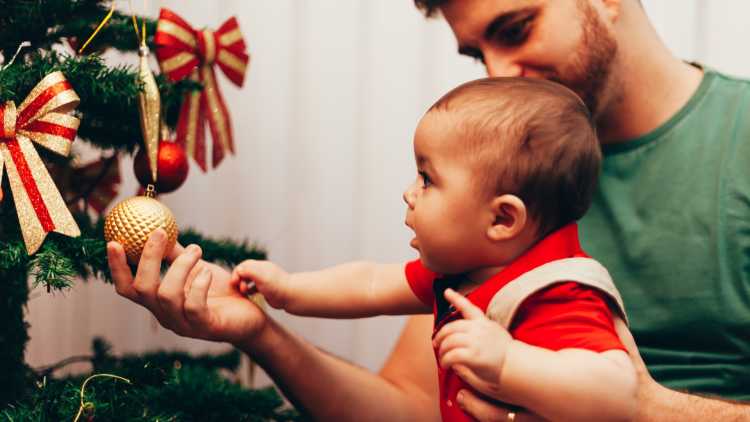 Orner le sapin de Noël 