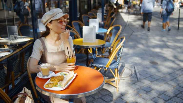 Emily in Paris café tournage série voyage 