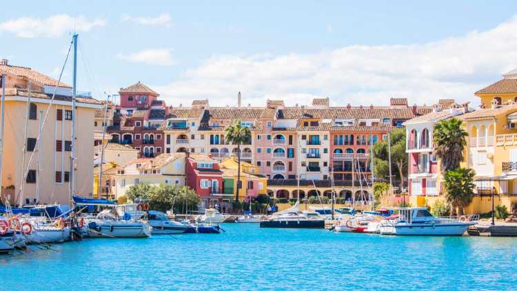 Port Saplaya es conocida como la pequeña Venecia de Valencia por su similitud a esta ciudad.