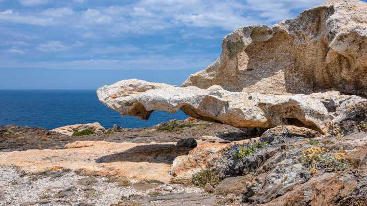 Roca esculpida en la isla de Cullaró, Cap de Creus