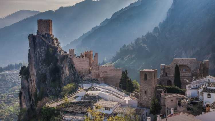 Visita Iruela y su imponente Castillo con restos de teatro romano.