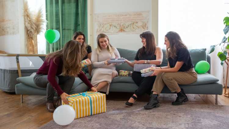 Celebra el nacimiento del bebé con tus amigas 