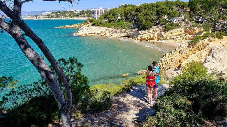 Profitez-en pour faire de la randonnée dans la Cala de la Penya Tallada.