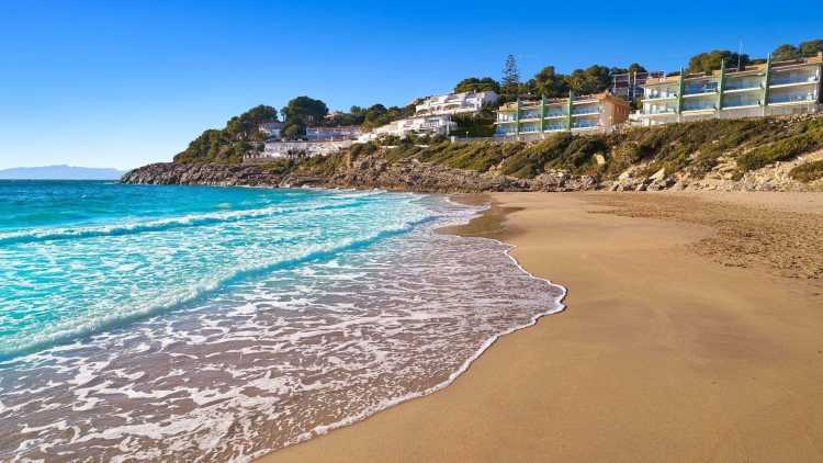 Et continuez à profiter du sable blanc et des eaux cristallines des plages de Salou.