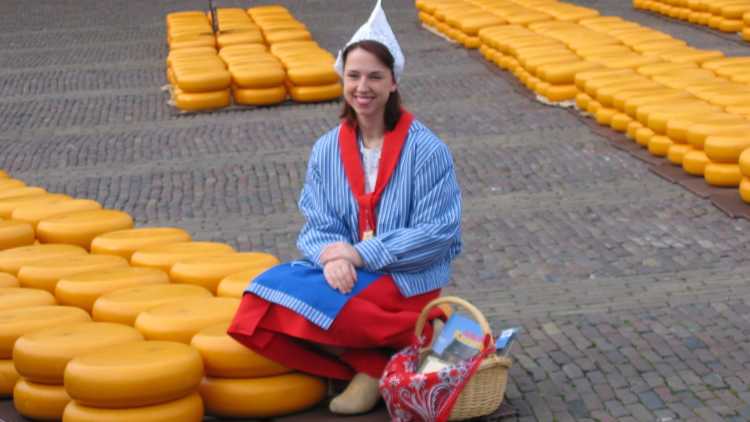 Les « Miss fromages » animent les marchés aux fromages hollandais