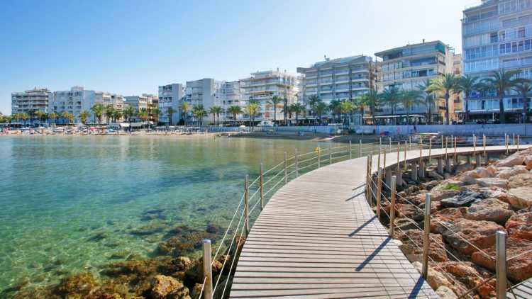 Profitez des derniers rayons du soleil d'été et venez vous baigner dans la mer Méditerranée.