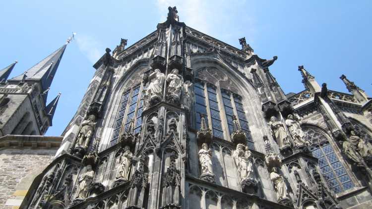 La cathédrale d’Aix-la-Chapelle, imposante par son architecture