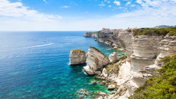  Het middeleeuwse stadje Bonifacio is super toeristisch en zeer interessant om te bezoeken. Het is op Corsica.