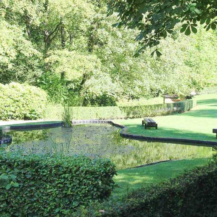 Bij kasteel-hotel kun je genieten van een grote tuin waar je weer in contact kunt komen met jezelf.